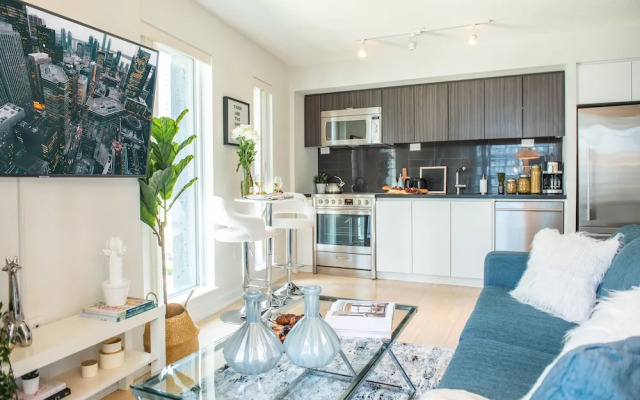 QuickStay - Premium 2-Bedroom with CN Tower & Lake Views