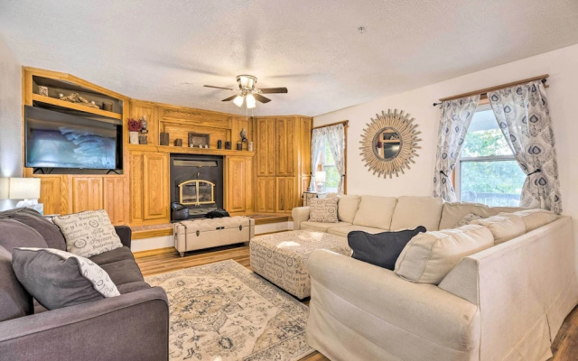 'hilltop Hideaway' Branson Home w/ Trampoline!