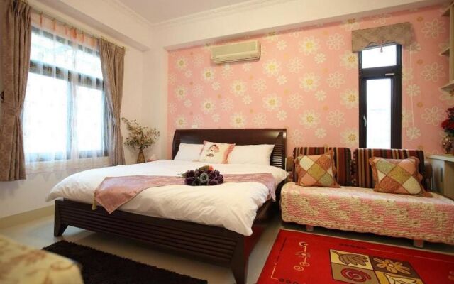 Textile Girl Romantic Homestay