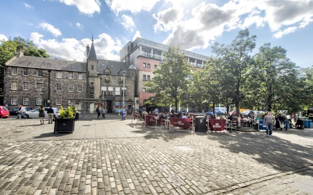 Grassmarket Apartment with Castle View