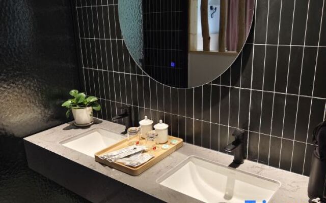 Xiaqing Canyon Creekside Homestay