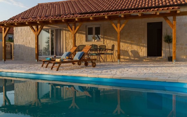 Tranquil Holiday Home in Vrana With Swimming Pool