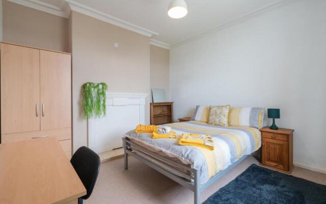 Spacious 4BR, Parking, Near Centre