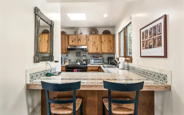 Old Santa Fe Trail - Walk Everywhere, Kiva Fireplace, Amazing Natural Light