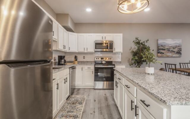 Newly renovated 4BR CozySuites