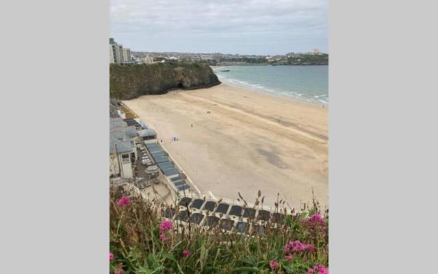 Beautiful 3 bedroom apartment by the Sea