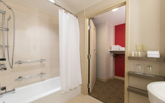 Renaissance Austin Hotel