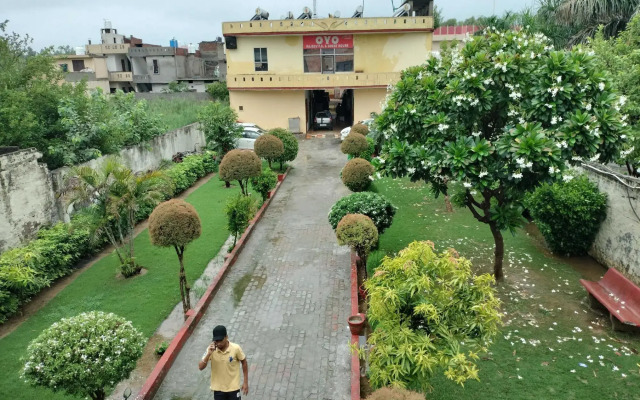 Oyo 92004 Rajeev Pg Guest House