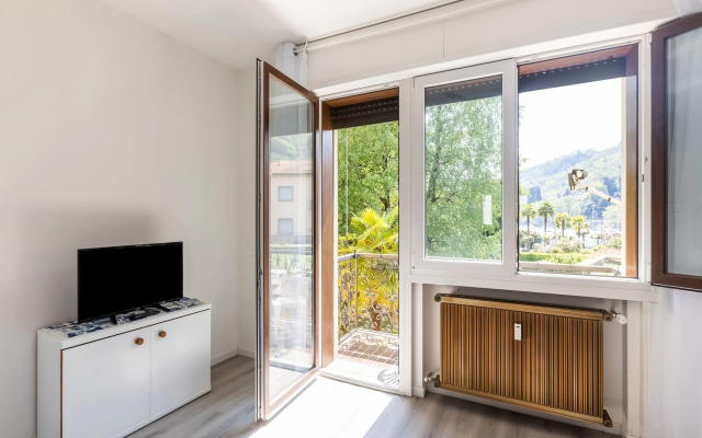 Snug apartment in Lesa with balcony