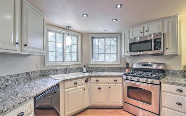 Wooded Retreat w/ Deck: 4 Mi to Downtown Flagstaff