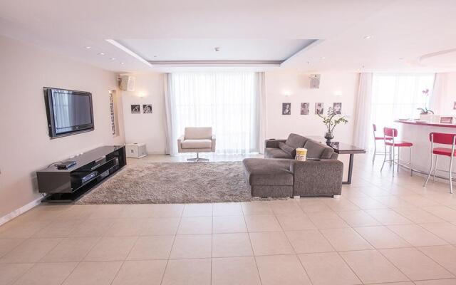 Biarritz Hplus Long Stay