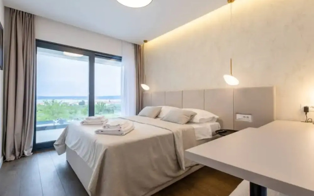 Moonlit Mirage Villa With Pool, Gym and Sauna