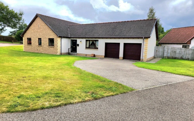 Boutique 4-Bed Home in Inverness