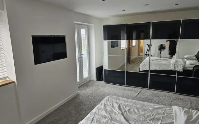 Modern, Large Open Plan 4 bed Property in Abergele