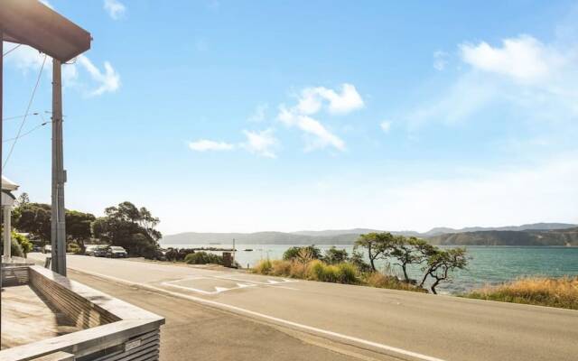 Pristine 2-bed waterfront, Karaka Bays