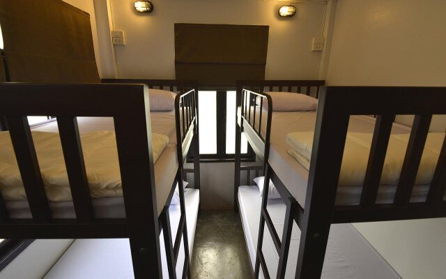 Some Rest Hostel Khao San