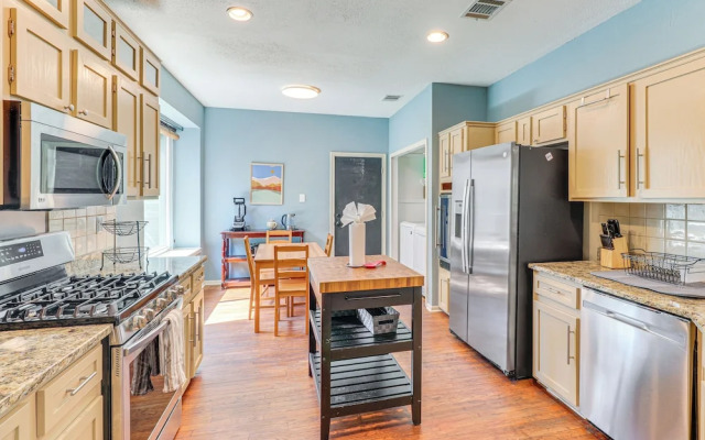 Deck & Greenbelt Access: Lovely Austin Home