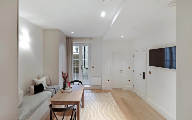 Stylish Earl's Court Studio Plus Patio