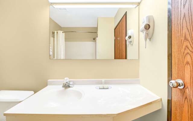 Super 8 by Wyndham McKinney/Plano Area