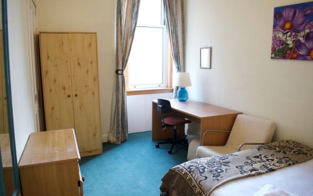 Traditional 3 Bedroom Apartment in Bruntsfield