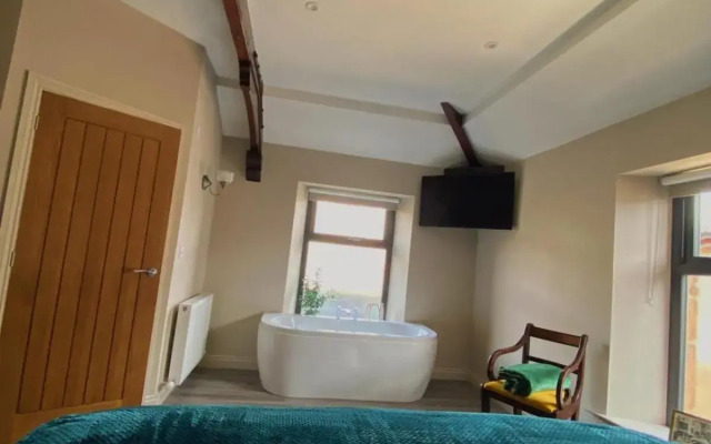 The Lounge Hotel and Bar