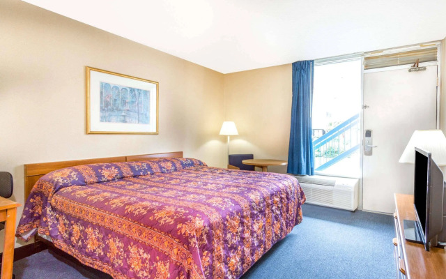 Travelodge by Wyndham Virginia Beach Bay Beach
