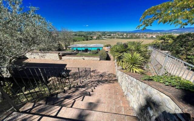 Very Pretty Spoleto Poolside, Jacuzzi, Gardens No01