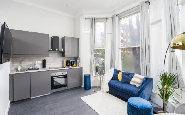 Kensington Modern Apartment