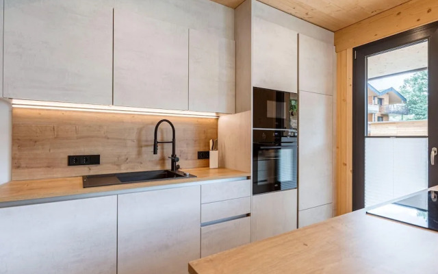 Spacious Apartment With Pool