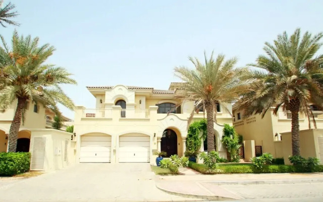 The Palm Jumeirah Villas - Frond E by Kennedy Towers