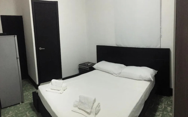 Edens Garden Hostal - Hostel