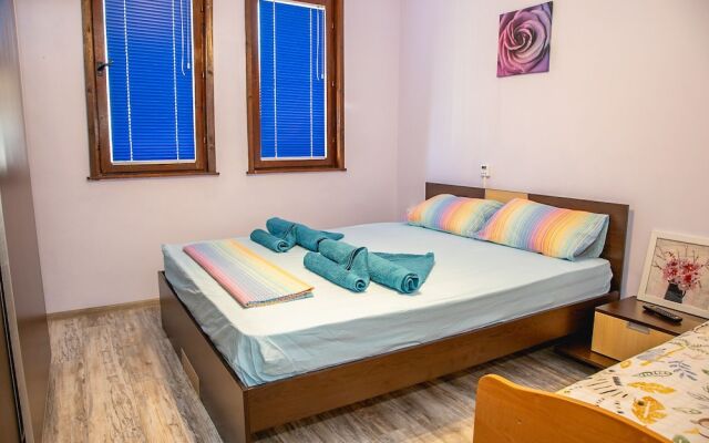 FM Premium 1-BDR Apartment - Colorful Central