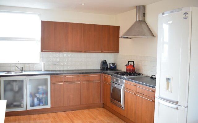 Sunny & Spacious 2 Bed Flat in North West London