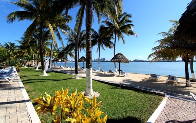 WIVC Coral Mar Resort- Amazing Hotel Zone & Lagoon Views, Enjoy the Tropical Breeze
