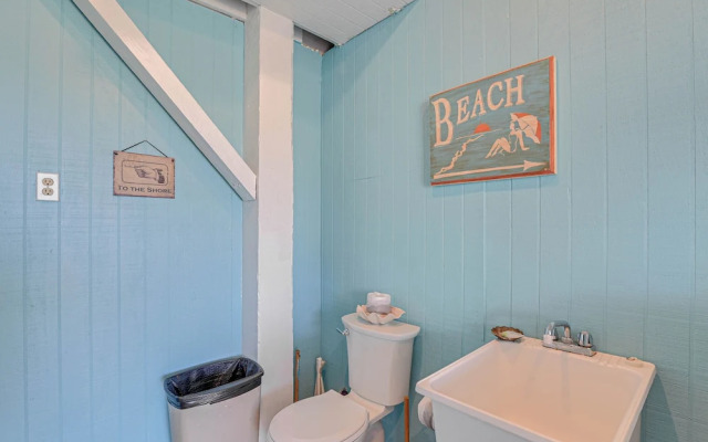 Pet-friendly Galveston Home: Walk to Beaches!