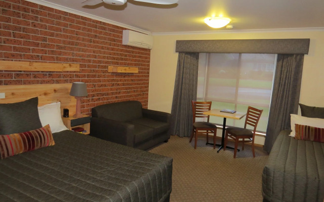 AAt 28 Goldsmith Motel