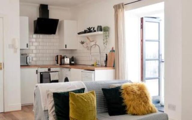 Penarth/Cardiff Bay: Deluxe Flat: 10 Mins to City!