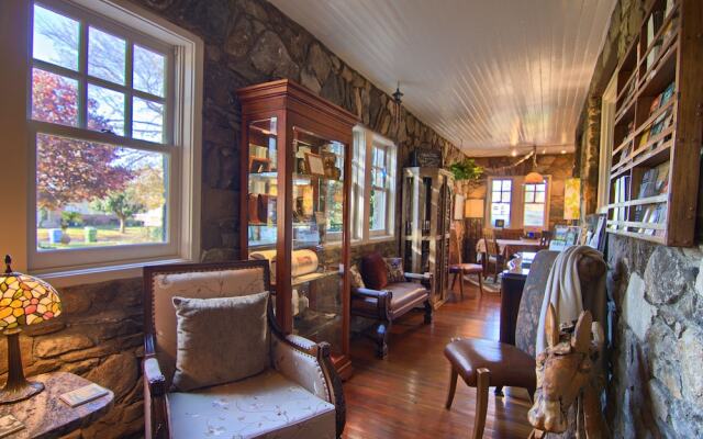 North Lodge on Oakland Bed and Breakfast