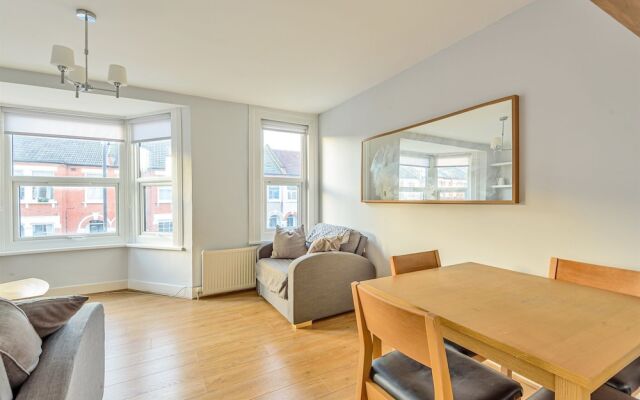 Homely 1-bed Apartment in Vibrant Zone 3 London