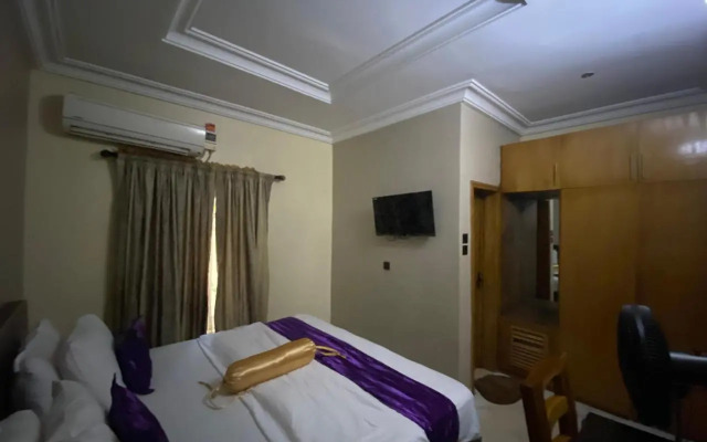 Nue Crest Hotel
