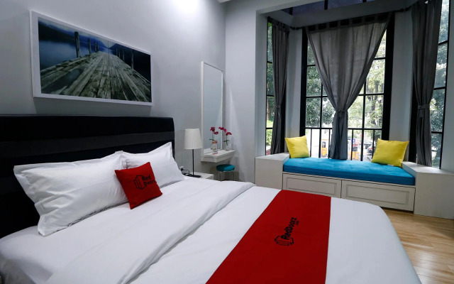 RedDoorz Premium near RS Pondok Indah