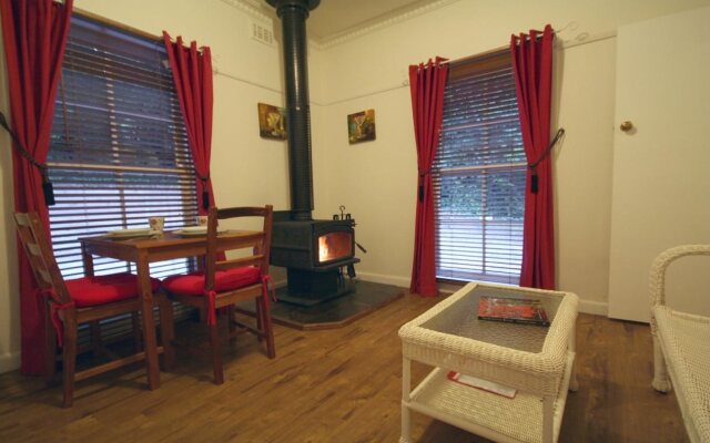 Tudor Cottages Mt Dandenong