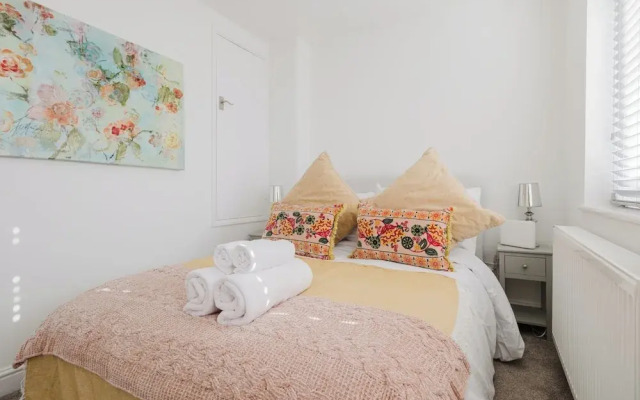 Corner House - Bright 2BD in Cheltenham