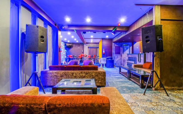 Fabhotel White Klove