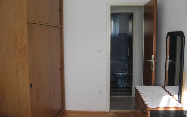 Apartment Pero - free wifi and air con