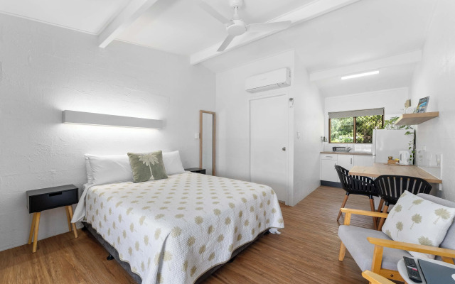 Kinka Palms Beachfront Apartments / Motel