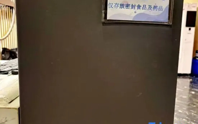 Waiting Hotel (Shanghai Zhongshan Park Subway Station)