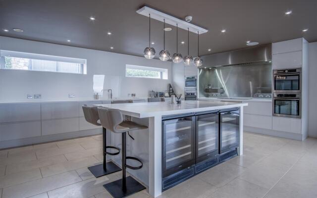 Bryn House - Luxurious 5 Bedroom Holiday Home - Penmaen