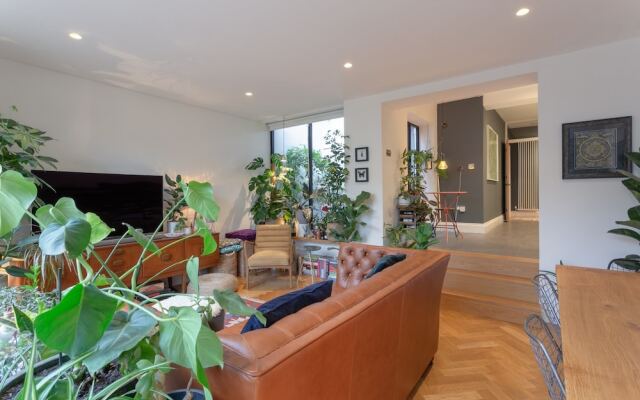 Modern 2 Bedroom Garden Apartment in West Hampstead