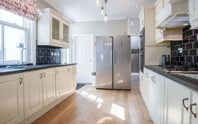 Overland Road 4 Bed House Mumbles